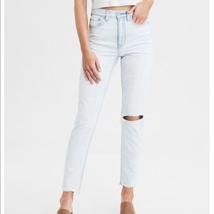 AMERICAN EAGLE MOM JEANS LIGHT WASH
